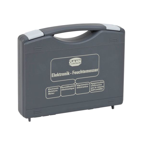 Abgebildet ist ein Messgerätekoffer aus Kunststoff in der Koffervariante der Firma GANN. Der Koffer besitzt eine rechteckige Grundform mit umlaufender Kantenverstärkung und zwei Verschlüssen an der Vorderseite. Die Oberfläche ist strukturiert, der Tragegr